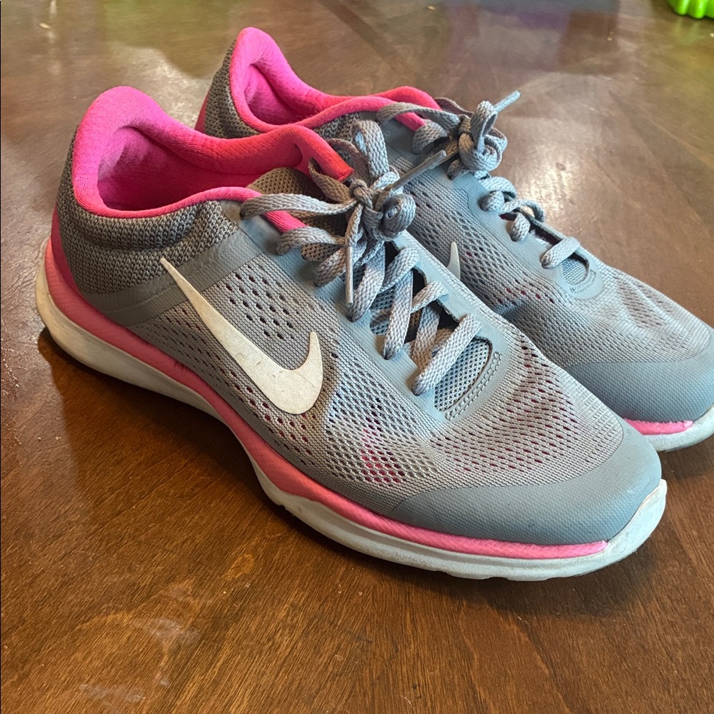 Nike Women's Athletic Shoes in Gray and Pink
